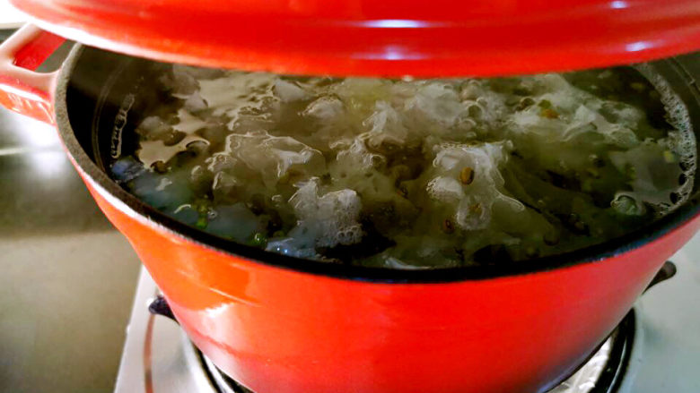 红枣绿豆汤,盖上盖子，改小火慢煮15分钟