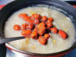 红枣绿豆汤,与绿豆，银耳一起再煮5分钟后关火，15分钟后吃最佳