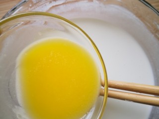 芒果糯米糍,倒入融化好的黄油