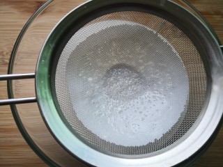 芒果糯米糍,过一下筛，使做出来的糯米糍更细腻