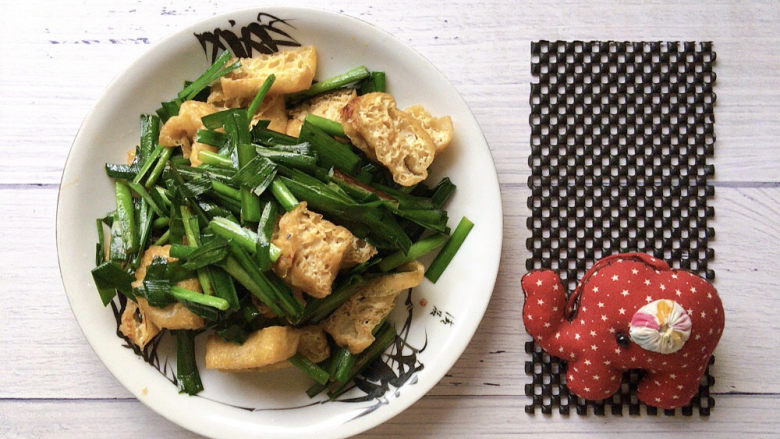 韭菜豆腐,翻炒均匀后，即可食用。