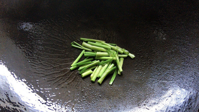 韭菜豆腐,锅烧热油加入韭菜段提前翻炒
