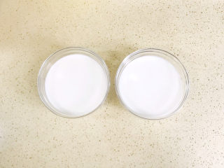 芒果双皮奶,牛奶称量出来，分成两碗