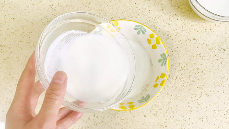 芒果双皮奶,小心地将奶皮下面的牛奶倒入另外一个碗里，不要全部倒完，留下小量的牛奶和奶皮，以防奶皮粘住碗上