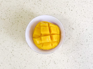 芒果双皮奶,切成花刀，取下芒果颗粒