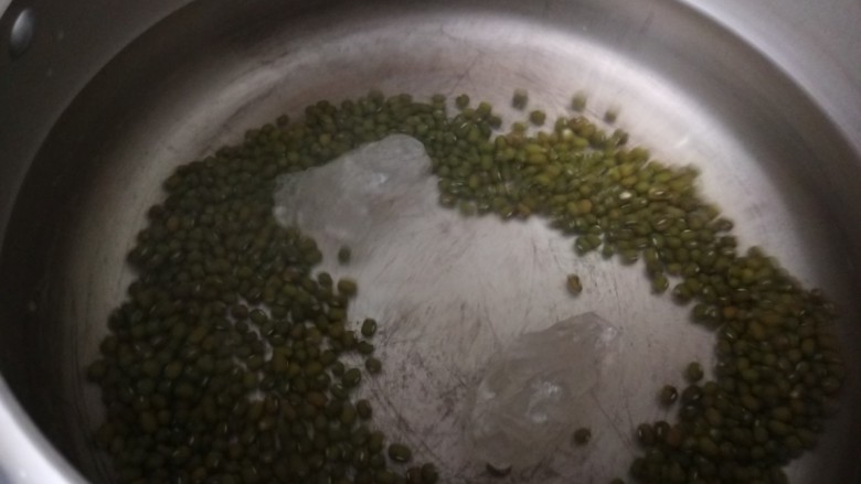 红枣绿豆汤,开锅转中小火。