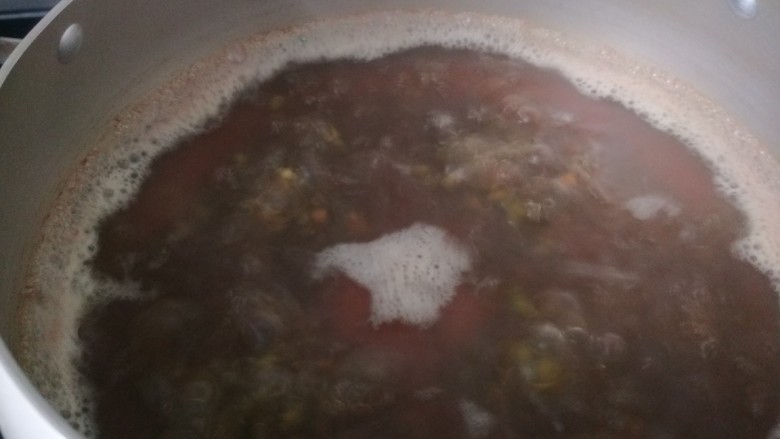红枣绿豆汤,这时的绿豆已经煮开了。