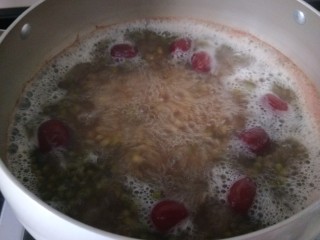 红枣绿豆汤,熬制绿豆皮扶起在用漏勺捞去豆皮就可以了。