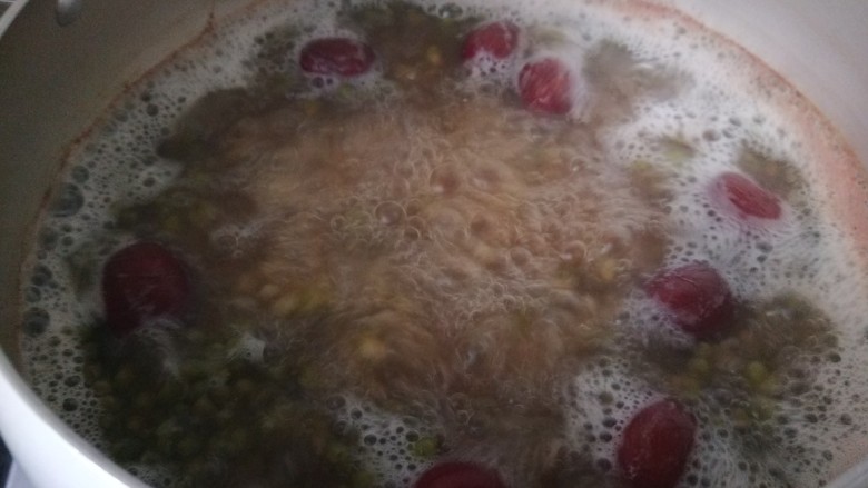红枣绿豆汤,熬制绿豆皮扶起在用漏勺捞去豆皮就可以了。