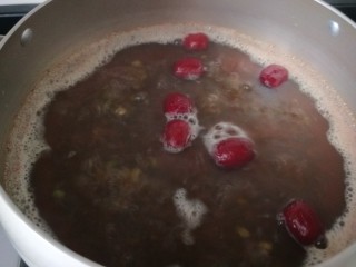 红枣绿豆汤,继续熬制。