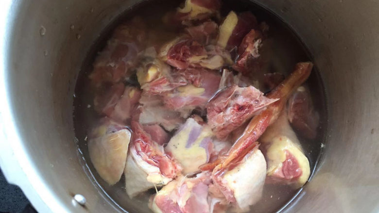 土豆焖鸭,鸭是爷爷自己养的，比较结实，所以要用高压锅先闷一下，加入适量清水
