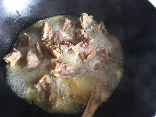 土豆焖鸭,连汤汁一起倒进炒锅