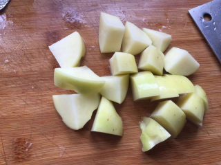 土豆焖鸭,切小块
