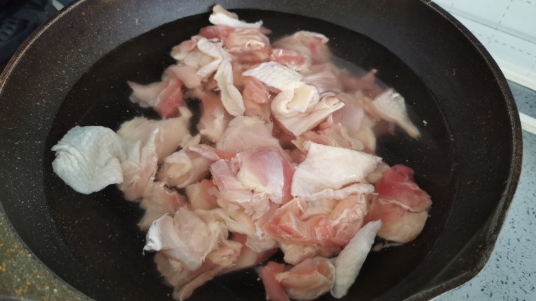 土豆焖鸭,凉水入锅