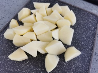 土豆焖鸭,滚刀切块