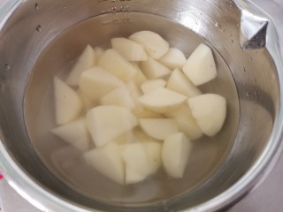 土豆焖鸭,泡在清水里备用