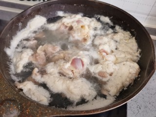 土豆焖鸭,鸭腿煮沸