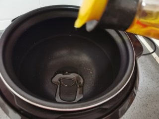 土豆焖鸭,电压力锅里倒入少许食用油