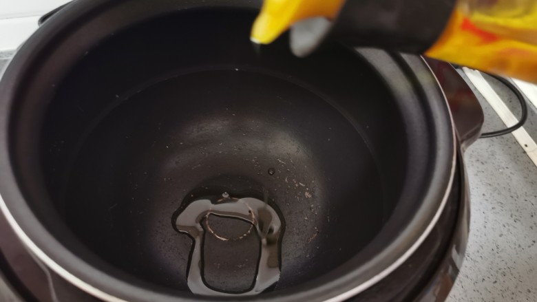 土豆焖鸭,电压力锅里倒入少许食用油