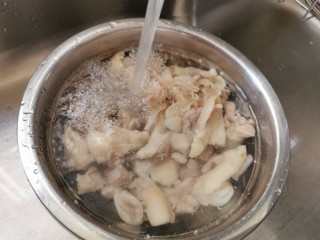 土豆焖鸭,凉水里冲洗干净浮沫