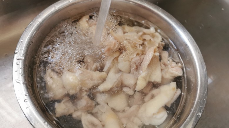 土豆焖鸭,凉水里冲洗干净浮沫
