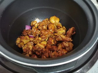 土豆焖鸭,铺平，盖上锅盖