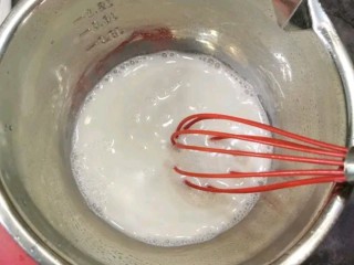 芒果糯米糍,将牛奶，椰奶，白糖盛在一起，搅拌均匀