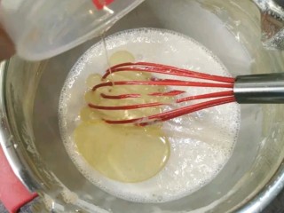 芒果糯米糍,最后倒入玉米油，搅拌均匀