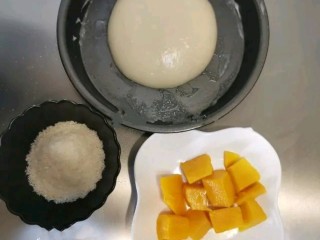 芒果糯米糍,在准备椰蓉备用