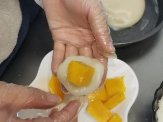 芒果糯米糍,包入芒果，收口