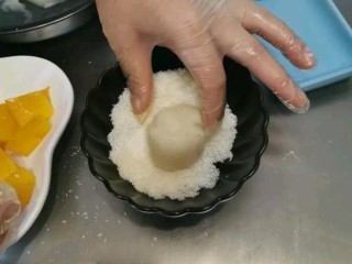 芒果糯米糍,放在椰蓉里滚一圈，均匀的粘上一层椰蓉