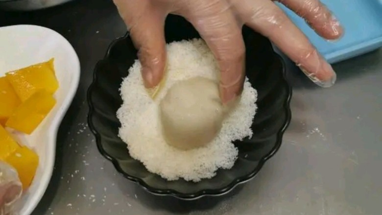 芒果糯米糍,放在椰蓉里滚一圈，均匀的粘上一层椰蓉