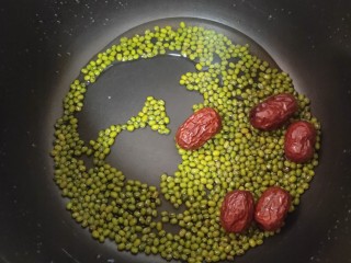 红枣绿豆汤,在把泡好的绿豆，洗好的红枣一起放锅里在加入水，按豆类键，煮熟
