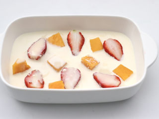 水果燕麦酸奶冰淇淋,酸奶盖过草莓和芒果块。