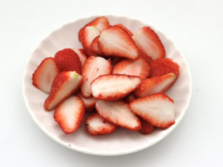 水果燕麦酸奶冰淇淋,草莓去蒂后洗净切半。