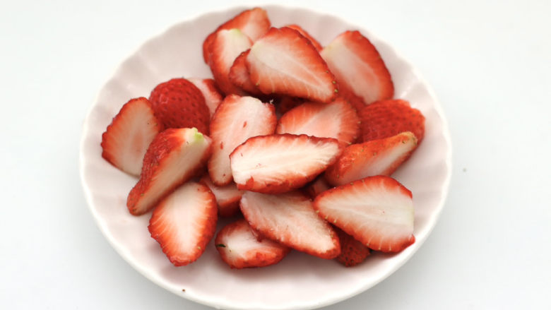 水果燕麦酸奶冰淇淋,<a style='color:red;display:inline-block;' href='/shicai/ 592'>草莓</a>去蒂后洗净切半。