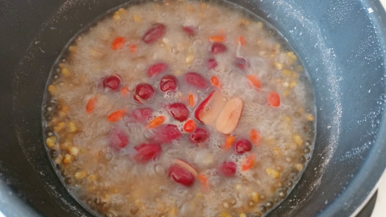 红枣绿豆汤,继续煮开后加入枸杞，再用勺子轻轻搅拌，以免粘底