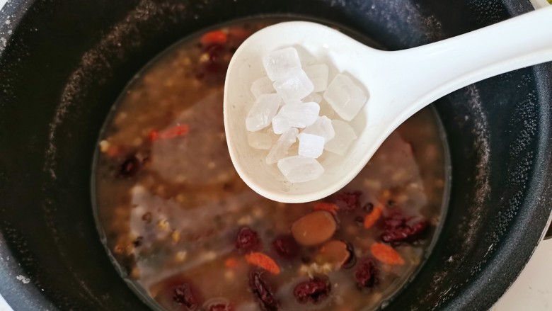 红枣绿豆汤,最后加入冰糖搅拌均匀