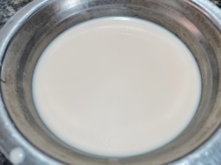芒果双皮奶,牛奶倒进碗里