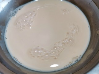 芒果双皮奶,再把煮热的牛奶用筷子挑起表面的一层皮，再把牛奶轻轻的倒入放有鸡蛋清的碗里