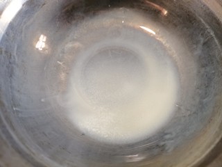芒果双皮奶,碗底要留少许的牛奶，不要全部倒完了，要不然等会儿就不好操作了，这样以便撑起表面的一层奶皮