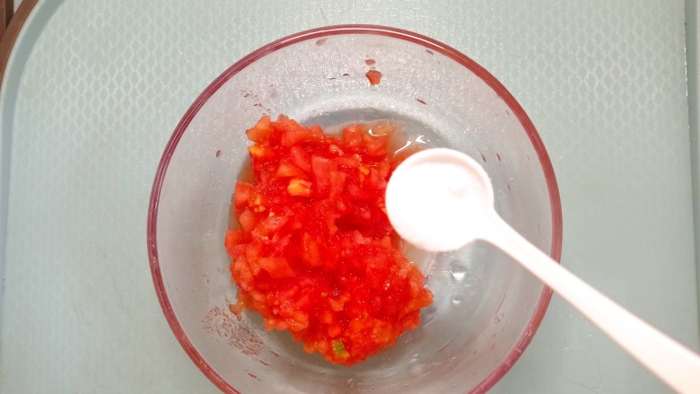 茄汁藕片,加入半勺食用盐