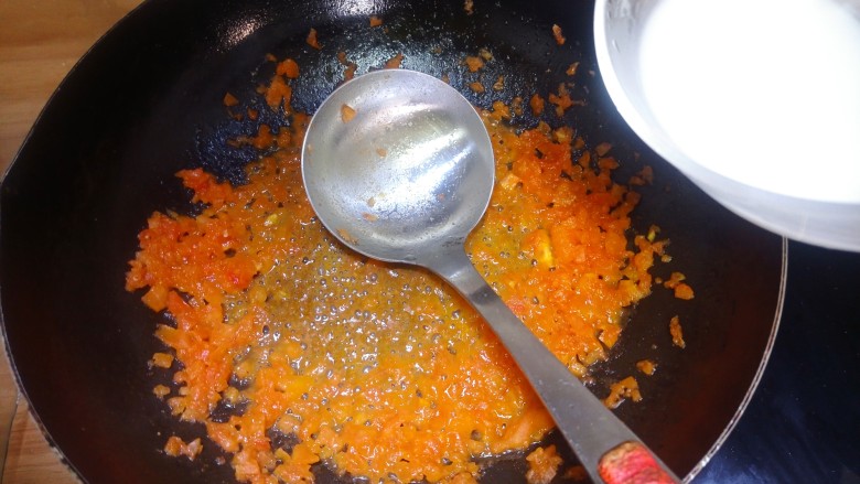 茄汁藕片,倒入事先调好的玉米淀粉汁，烧至粘稠