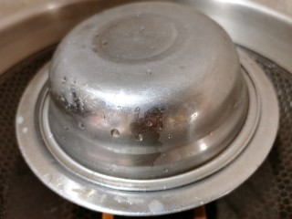 芒果双皮奶,上面盖一个碗，再上锅蒸15分钟左右关火焖两分钟