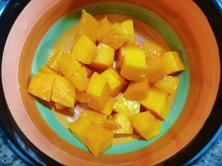 芒果双皮奶,再用水果刀把芒果切下来