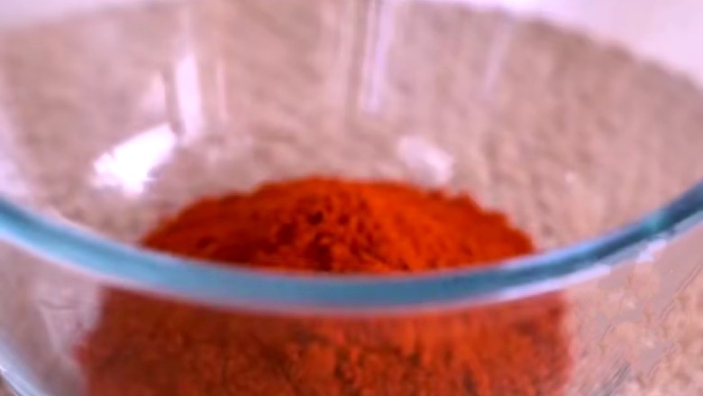 茄汁藕片,加入辣椒粉。