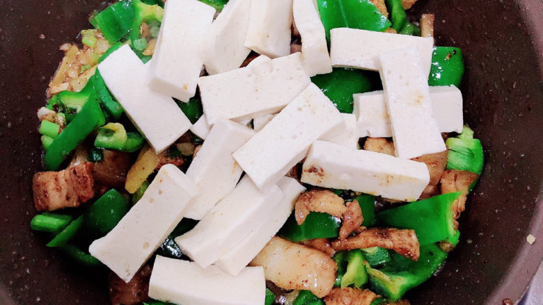 家常炒肉片,再加入鱼豆腐翻炒均匀。