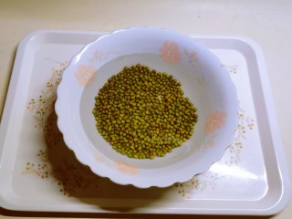 红枣绿豆汤,用清水浸泡2个小时。