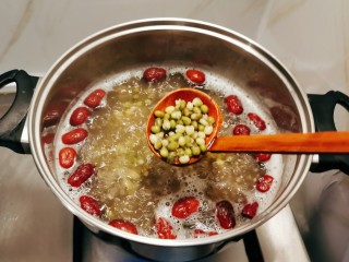 红枣绿豆汤,煮至绿豆开花。