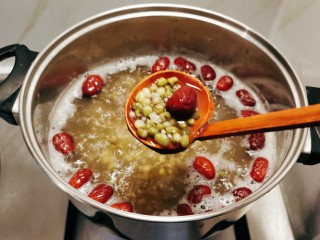 红枣绿豆汤,西米仅剩下小小的白点。